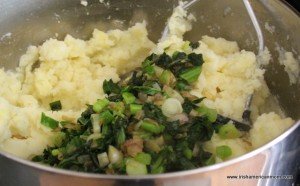 Adding kale to mashed potato for colcannon