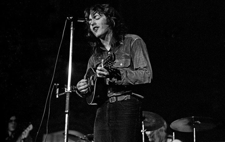 Man playing the mandolin
