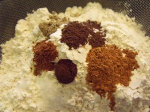 Spices for hot cross buns cinnamon nutmeg cloves