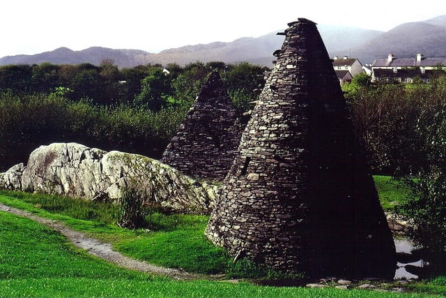 Ring_of_Kerry_-_Sneem_-_Beehive_huts_-_geograph.org.uk_-_1605946 http://www.geograph.ie/photo/1605946