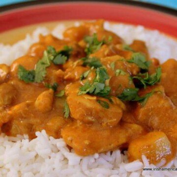 Serving of chicken curry over white rice