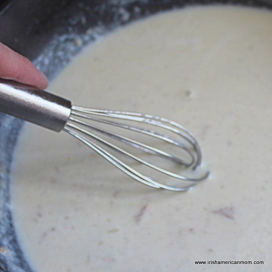 Hinzufügen von Milch und Sahne zur Sauce für Hühnchen-Boxty-Füllung