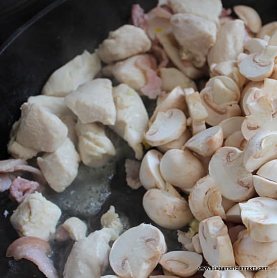 champignons toevoegen aan de vulling voor boxty