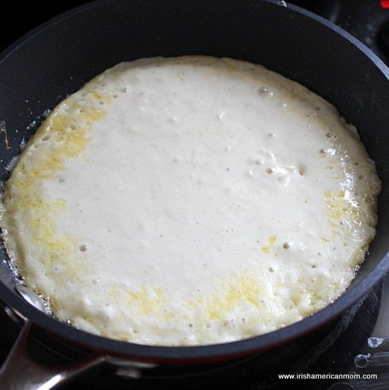 Cocinar un panqueque boxty en una sartén de hierro fundido