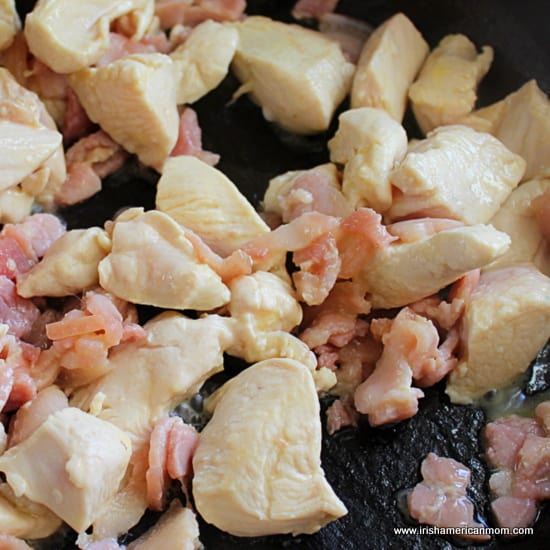 Friggere pollo e pancetta per boxty ripieni