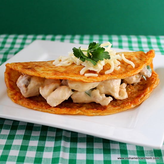 Boxty irlandés relleno con relleno cremoso de pollo y champiñones