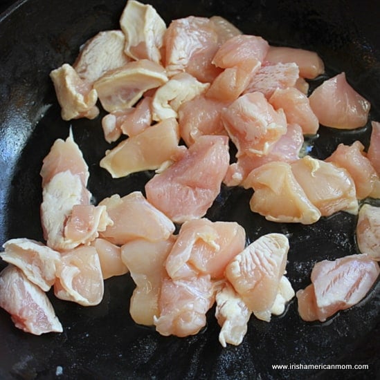 鍋に鶏肉をソテー