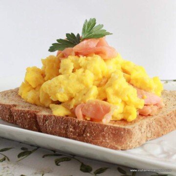 Scrambled eggs with salmon on toast
