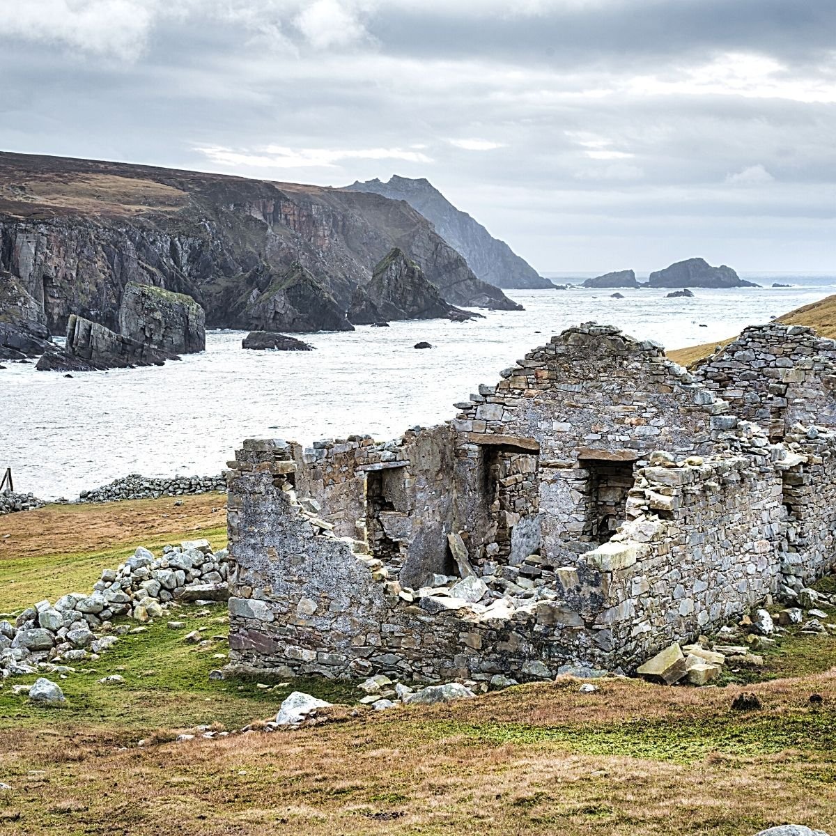 An abandoned cottage on the coast of County Donegal | Irish American Mom A roofless stone cottage by the ocean and cliffs