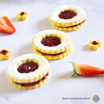 Jam sandwich cookies with strawberries