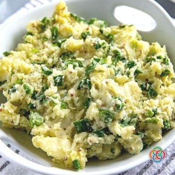 Mashed potato with green onions in a bowl