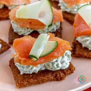 Smoked salmon appetizer on crackers